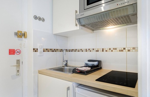 Villeneuve Loubet Beach Apartment | Studio Apartment 'Ensoleillé - Marina Baie' with Wi-Fi and Air Conditioning