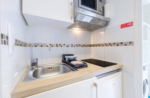 Villeneuve Loubet Beach Apartment | Studio Apartment 'Ensoleillé - Marina Baie' with Wi-Fi and Air Conditioning