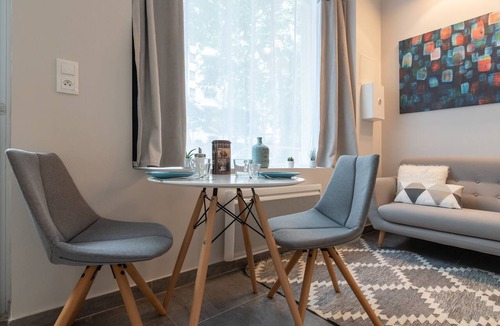 Villette Gare Apartment | Studio-Apartment-Ensuite with Shower-Street View-Studio avec Mezzanine
