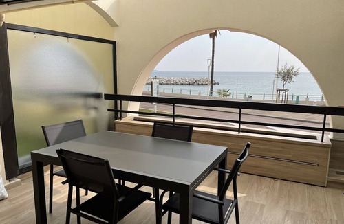 Le Suquet Apartment | Studio Cabin for 2 adults opposite the beach.