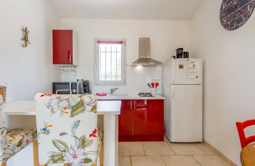 Cabrieres-d'Avignon Apartment | Studio "Gîte le Petit Luberon - Coquelicot" with Mountain View, Wi-Fi, and Air Conditioning