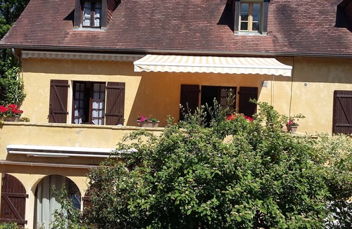 Domme Apartment | Studio in Dordogne for 2 people with Terrace + pool near Sarlat