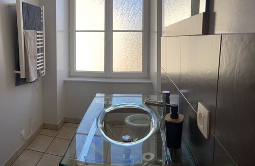 Gannat Apartment | Studio in the heart of town, close to all amenities.