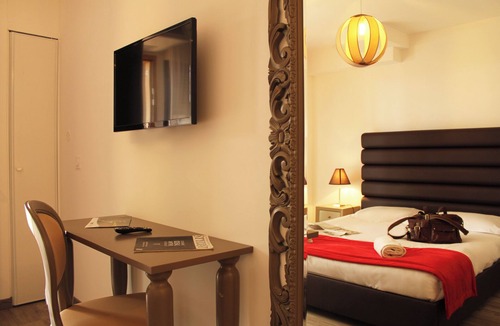 Eguilles Hotel | Studio Unit in Beautiful Aix-en-Provence! Free Parking, Pool & Pets Allowed!