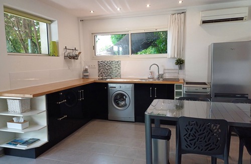 Auriol Apartment | Studio with swimming pool & garden "Your haven of peace in Provence".