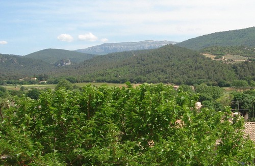 Auriol Apartment | Studio with swimming pool & garden "Your haven of peace in Provence".