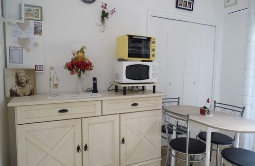 Carnot Apartment | STUDIO WITH TERRACE OF 40M ² IN RESIDENCE SECURISEE
