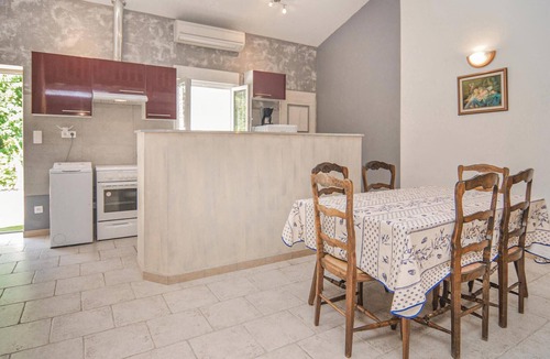 Le Sambuc Apartment | Stunning apartment in Le Sambuc with WiFi