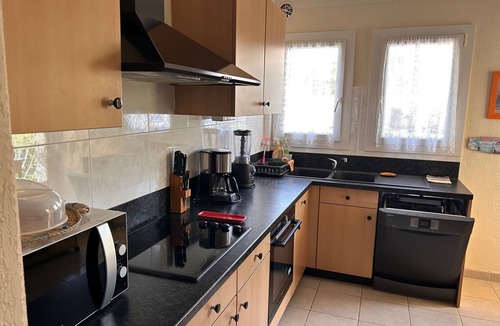 Six-Fours-les-Plages Apartment | Stunning ocean view of Sanary Bay, 73 m², quiet, terrace, EVERYTHING WITHIN WALKING DISTANCE. Rated *
