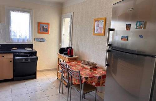 Six-Fours-les-Plages Apartment | Stunning ocean view of Sanary Bay, 73 m², quiet, terrace, EVERYTHING WITHIN WALKING DISTANCE. Rated *