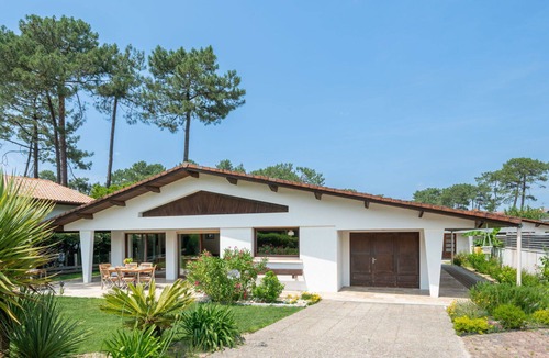 Mimizan House | Stunning private villa for 6 people with WIFI, TV, terrace and pets allowed