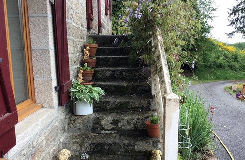 Viam House | Stunning stone3 bedroom house with views over lake and surrounding hills