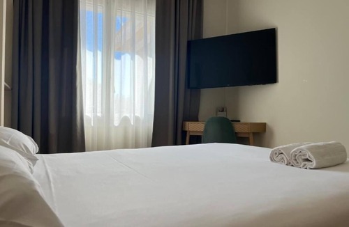 Sanary-sur-Mer Hotel | Stylish Double Room Near Coastal Walks and Marina Restaurants