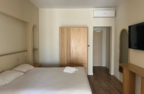 Sanary-sur-Mer Hotel | Stylish Triple Room Close to Coastal Dining and Local Shops