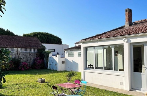 La Bree-les-Bains House | Superb beachfront home! Super large flowery garden direct to the beach