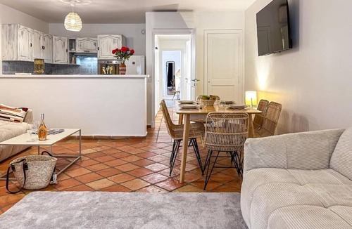 Saint-Tropez City Centre Apartment | Superbe appartement place des lices
