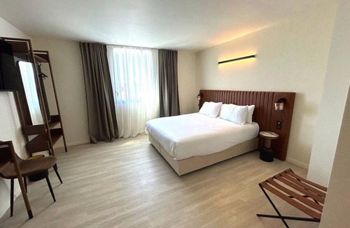 Signes Hotel | Superior Room w/Secure Parking Near Xtrem Park Attractions