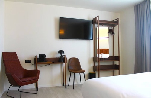 Signes Hotel | Superior Room w/Secure Parking Near Xtrem Park Attractions