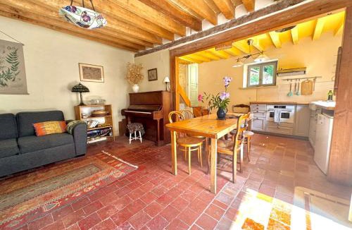 Donzy House | Sweet Pea Cottage