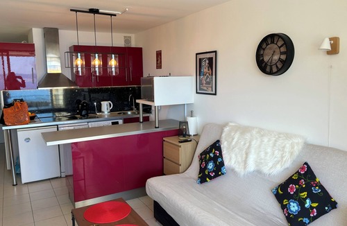 Theoule-Superieur Apartment | Swimming pool, close to the beaches, and air-conditioned.