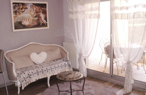 Le Brusc Apartment | T2 cute with terrace and garden, 1 min from the port of Brusc, 4 min from the beaches.