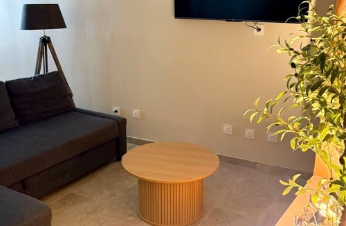 Caumont-sur-Durance House | The Little House — An Air-Conditioned Provençal Retreat