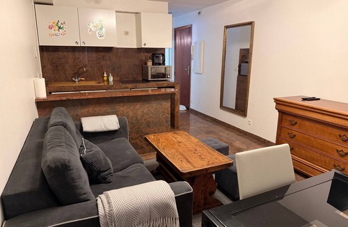 Drancy Centre Apartment | The Magnificent Ground Floor Apartment 'Trois Personnes Drancy' with Shared Garden & Wi-Fi