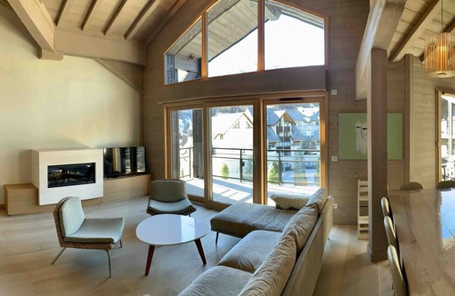 Saint-Etienne-de-Tinee Ski Chalet | The Nánshān under-roof chalet: spacious, bright and ideally located in Auron.