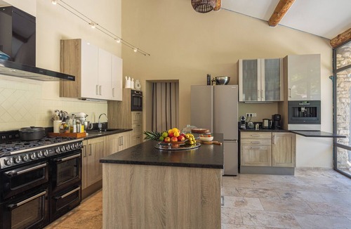 Cabrieres-d'Avignon House | The tranquility of a hamlet at the foot of Gordes, just a stone's throw from all the shops