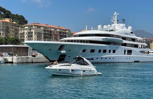 Cannes City Centre Boat Rental | This 10-metre yacht is fantastic in the old port of Cannes!