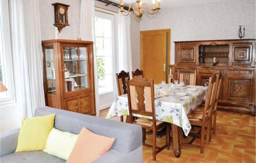 Bassillac and Auberoche House | Three-Bedroom Holiday Home In Bassillac