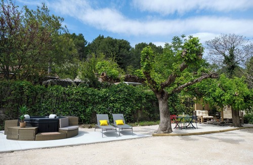 Pernes-les-Fontaines House | Très Jolie Maison 100 % Cosy et Confortable Avec un bel Extérieur et Jacuzzi!