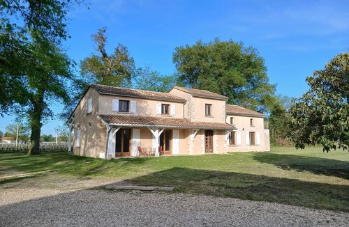 Lalande de Pomerol Apartment | Triple Room with Terrace