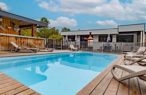 Le Teich Villa | Two houses, 29 people, 11 bedrooms, swimming pool, bocce court, foosball table, ping-pong table