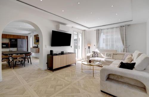 Juan-les-Pins House | UrbanFlat 228 - Villa d Exception avec Piscine Privee et Plages a Pied Juan les Pins
