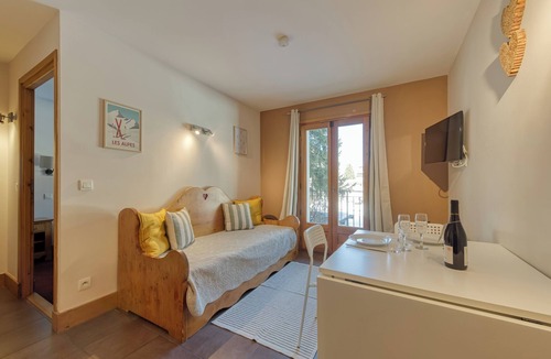 Vallorcine Apartment | V Balme 03: Beside Ski Lift; Pool, Sauna & Gym, Vallorcine (Argentiere), France