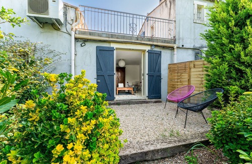 Eyragues House | Vacation Home 'Rooftop Terrace in Provence' with Private Terrace, Pool, Wi-Fi & AC