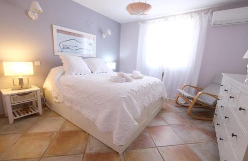 Aureille Villa | Vacation rental in the Alpilles, Provence, close to the village center - Beautiful view -Air conditionning Heated pool and spa - sleeps 8