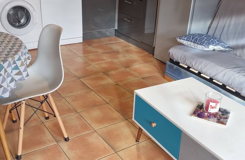 Mouries Apartment | Very pretty, comfortable gîte at the foot of the Alpilles mountains