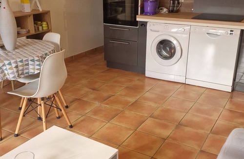 Mouries Apartment | Very pretty, comfortable gîte at the foot of the Alpilles mountains