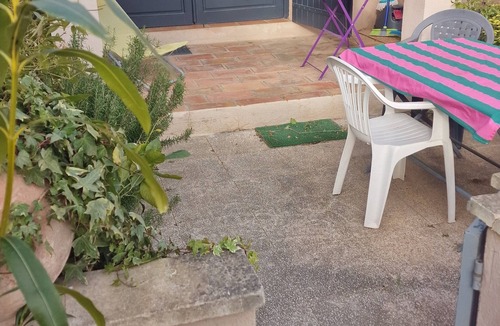Mouries Apartment | Very pretty, comfortable gîte at the foot of the Alpilles mountains
