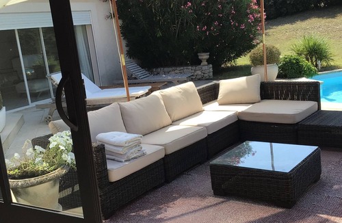 Maubec House | Villa at the foot of the Luberon with large heated pool and outdoor lounge,