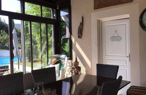 Maubec House | Villa at the foot of the Luberon with large heated pool and outdoor lounge,