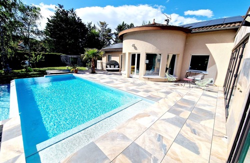 Collonges-au-Mont-d'Or Villa | Villa banks of the Saône in Collonges-Mt-d'Or: Swimming pool, Chalet and Garden