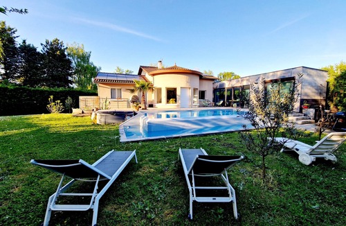 Collonges-au-Mont-d'Or Villa | Villa banks of the Saône in Collonges-Mt-d'Or: Swimming pool, Chalet and Garden
