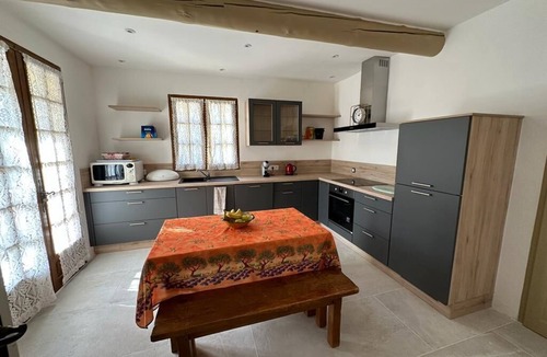 Cabrieres-d'Avignon Villa | Villa in a beautiful setting with views, very quiet. Large fenced property