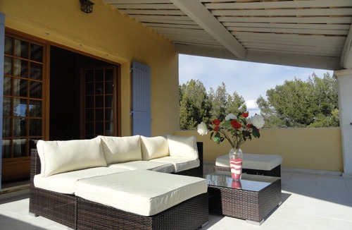Cabrieres-d'Avignon Villa | Villa in a beautiful setting with views, very quiet. Large fenced property