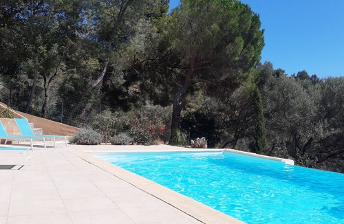 Bormes-Les-Mimosas Villa | Villa* infinity pool, 4 bedrooms with bathroom, quiet, old village