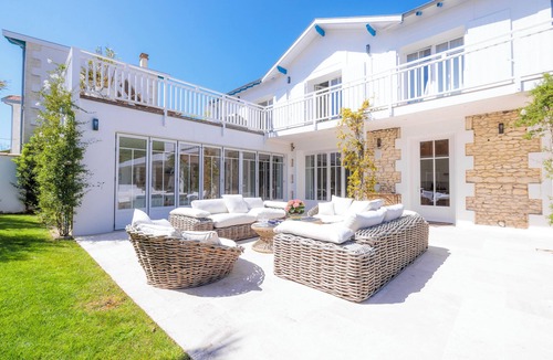 Pontaillac Villa | Villa Les Peupliers with private pool and sauna in Royan by the sea
