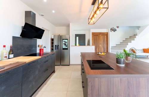 Cabrieres-d'Avignon Villa | Villa 'Mas Mayflower' with Mountain View, Wi-Fi, and Air Conditioning
